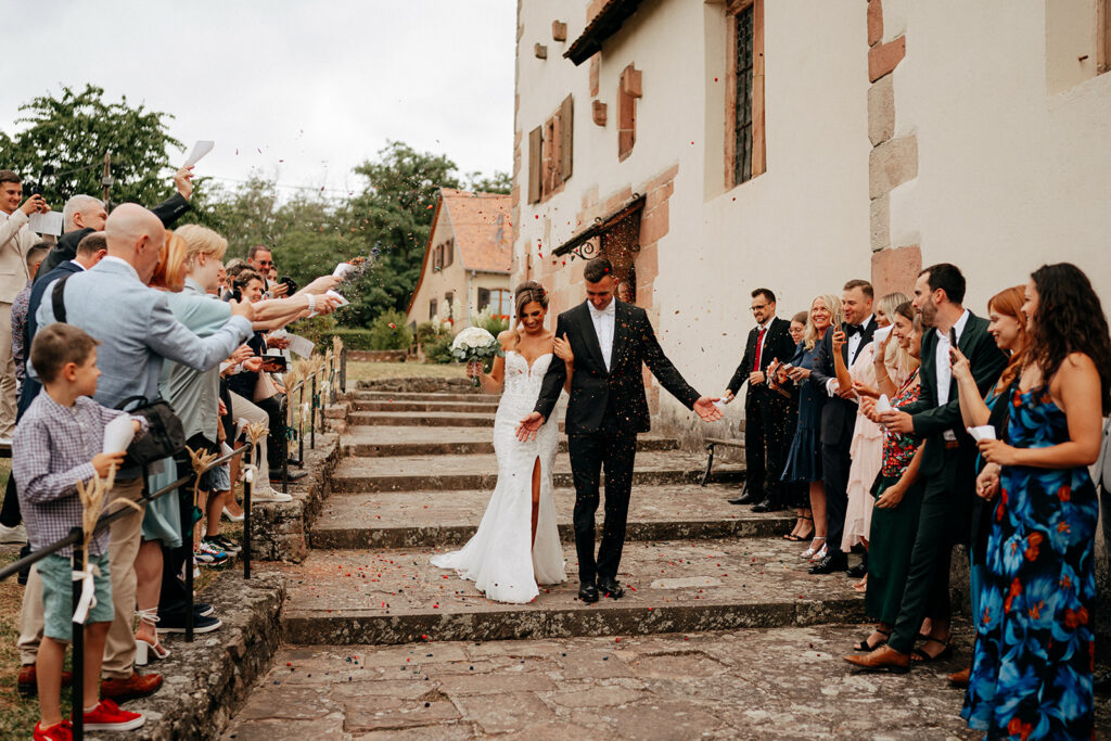 Un couple de mariés sort de l'eglise Haute-Savoie