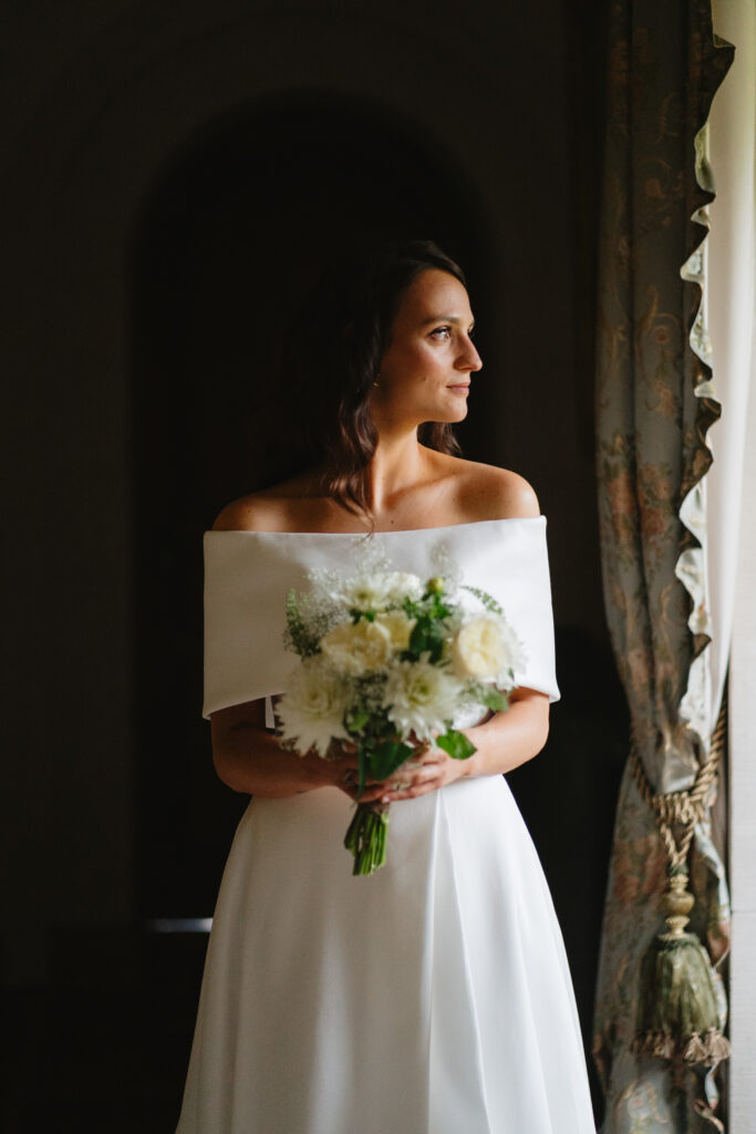 Mariée tenant un bouquet de fleurs