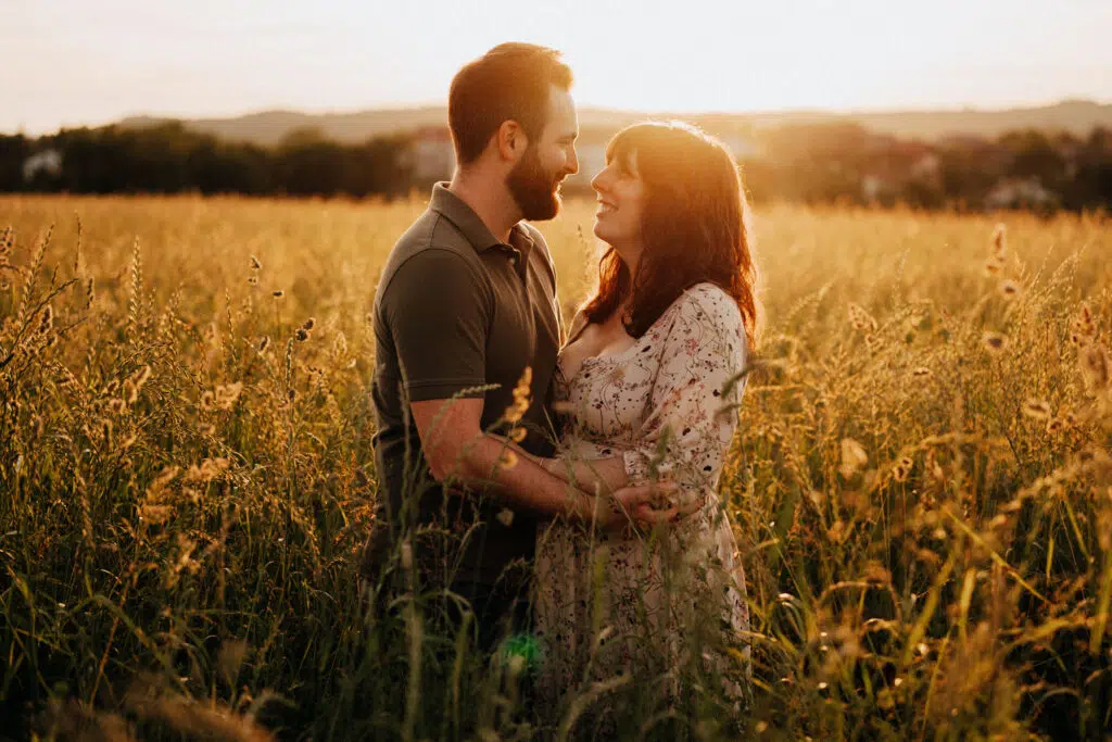 Couple au coucher de soleil